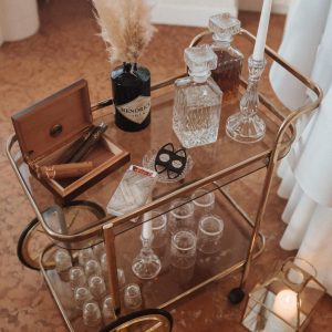 Gentlemencorner Set (1x Servierwagen Gold, 2x Karaffen, 6x Whisky Gläser, 6x Shotgläser, Zigarrenbox