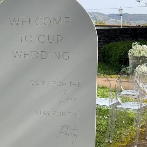 Welcome Sign in halbrunder Form weiß „Come for the love, Stay for the Party“ – 160 x 100cm