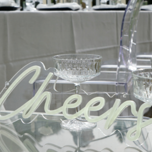 Neonsign weiß „Cheers“