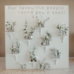 Backdrop/Sitzplan weiß mit Regalbrettern – 200 x 200 cm